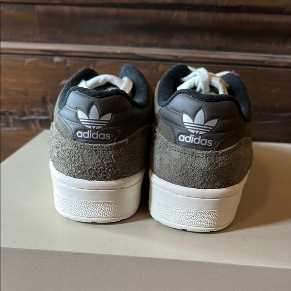 adidas Originals Green and White Sneakers Classic Design - Picture 5 of 7